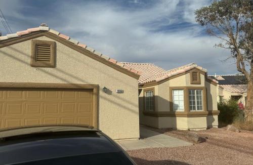 Las Vegas House | Huge F1 master bedroom
