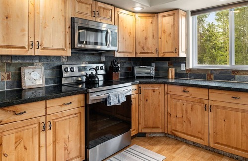 Fraser House | Huge, Family Friendly, 6BR Retreat! Sleeps 16! All King Beds. Hot Tub and Sauna!