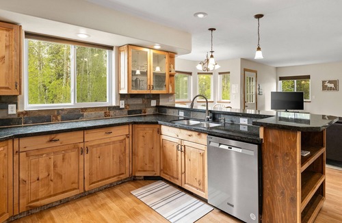 Fraser House | Huge, Family Friendly, 6BR Retreat! Sleeps 16! All King Beds. Hot Tub and Sauna!