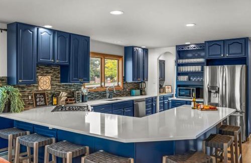 Arvada House | Huge Lodge w Pickleball & More 15 mins to Golden