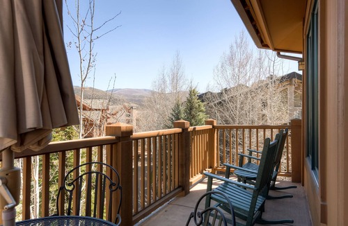 Edwards Condo | Huge Mountain Condo with Fireplace & Balcony