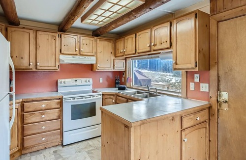 Silverthorne Cabin | Hummingbird Haus | Rustic Retreat