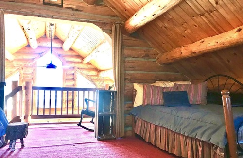 San Juan River Village Cabin | Hummingbird Haven/Cozy Log Cabin/Skiing/Free WiFi