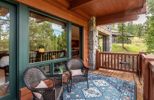 Avon Condo | Hummingbird Lodge A101 — True Ski-In/Ski-Out Best Ski Access in Bachelor Gulch