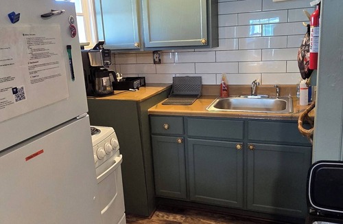 Geneva-on-the-Lake Cottage | "Hunter’s Hideout – A Rustic Cottage for Adventure & Relaxation"