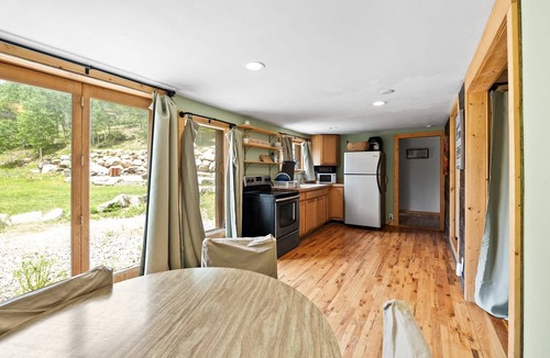 Leadville North House | Hwy 91 Log Cabin — 2BR/2BA, Fireplace, Mtn Views, Sleeps 4
