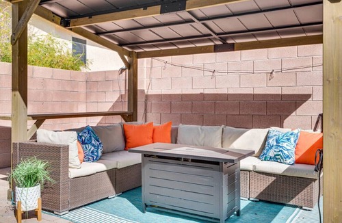 Henderson House | Iconic 6BR Vegas Villa. Heated Pool, Spa & Games
