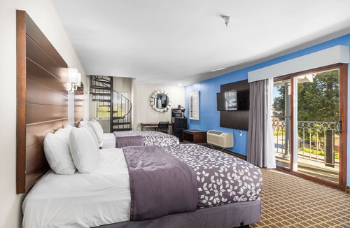 Westside Santa Cruz Hotel | Iconic Spiral Staircase 2BR Suite | 1 King + 2 Queens | Santa Cruz