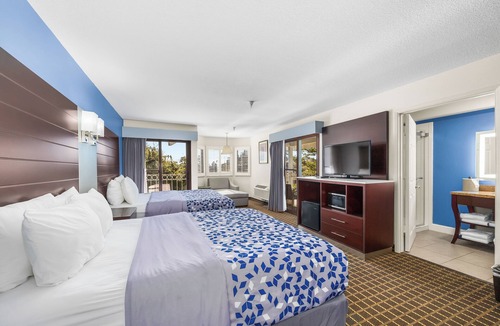 Westside Santa Cruz Hotel | Iconic Spiral Staircase 2BR Suite | 1 King + 2 Queens | Santa Cruz