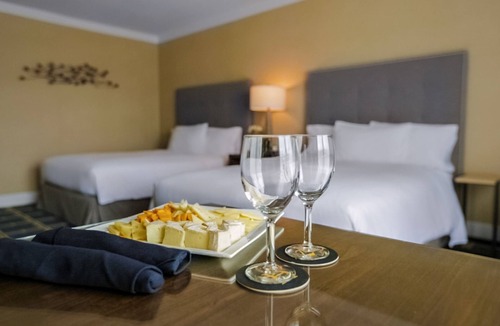 Sunnyvale West Hotel | Ideal Location! Onsite Pool, Pet-Friendly Property, Parking Onsite