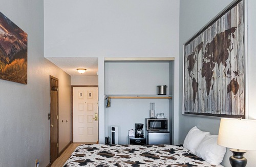 Granby Hotel | Ideal lodge room 2 queens, private balcony with views