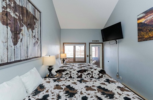 Granby Hotel | Ideal lodge room 2 queens, private balcony with views