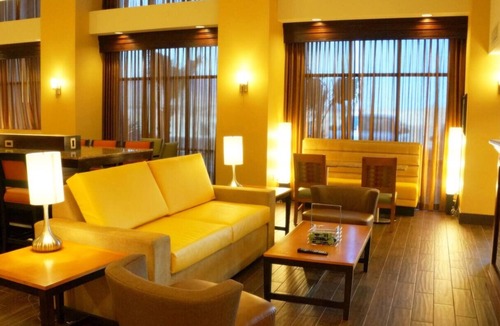 Kingman Hotel | Ideal Road Trip Retreat: 2 Beds Stay w/Breakfast & Near the Hoover Dam!