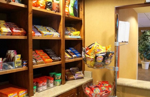 Kingman Hotel | Ideal Road Trip Retreat: 2 Beds Stay w/Breakfast & Near the Hoover Dam!