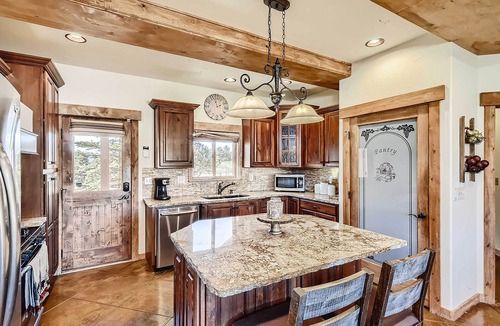 Florissant Cabin | Idyllic Florissant Cabin w/Patio & Hot Tub!