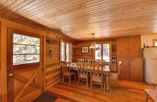 Twin Lakes Cottage | Idyllic Twin Lakes Escape w/Views of the Lakes