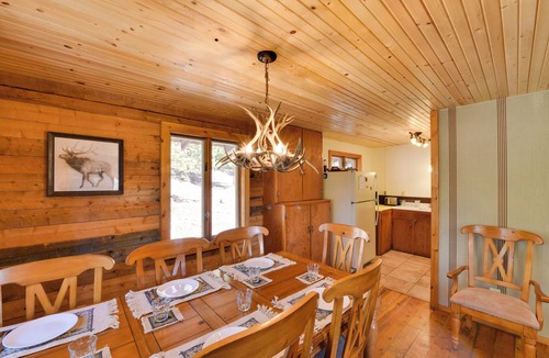 Twin Lakes Cottage | Idyllic Twin Lakes Escape w/Views of the Lakes