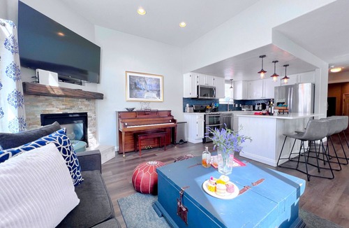 Silverthorne Ski Chalet | In Town, Private Hot Tub, Ski, Hike, Eat, Gather!