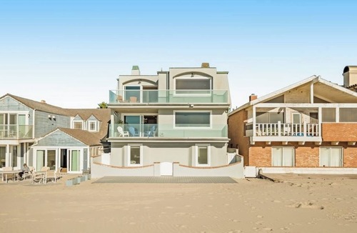 Hollywood Beach House | Incredible beachfront home with furnished patio, balcony & free WiFi