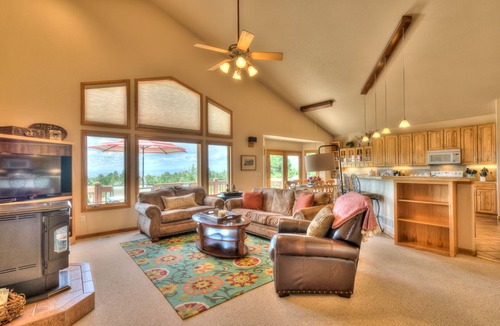 Parker House | Incredible find! Gathering spaces, mtn views, bbq, 10 min to horse park and town