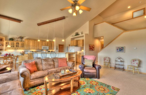 Parker House | Incredible find! Gathering spaces, mtn views, bbq, 10 min to horse park and town