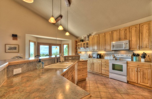 Parker House | Incredible find! Gathering spaces, mtn views, bbq, 10 min to horse park and town