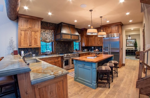Mount Crested Butte House | INCREDIBLE views 1 block to ski area, free bus to town, hot tub,