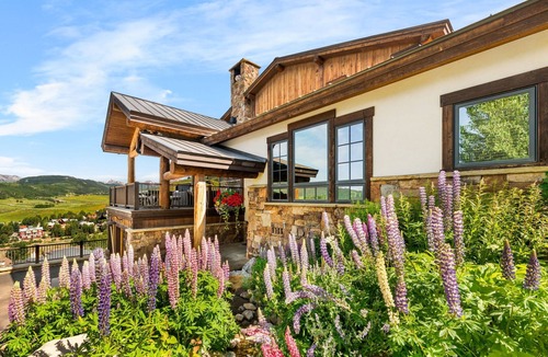 Mount Crested Butte House | INCREDIBLE views 1 block to ski area, free bus to town, hot tub,