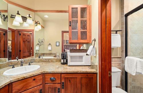Downtown Hotel | Independence Square 308, Top Floor Hotel Room with Ideal Downtown Location