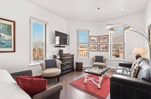 Downtown Hotel | Independence Square Unit 303 | Corner Studio with Premier Finishes, Downtown Location