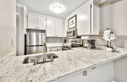 South Lake Tahoe Hotel | Indulge in Home-Like Comfort! Pet-friendly Property, Free Breakfast!