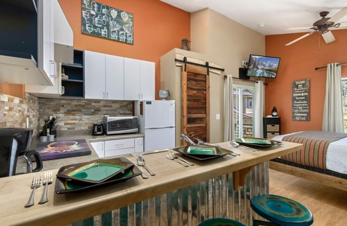 Martinez Park Apartment | Industrial Old Town Bungalow W/Free Cruiser Bikes