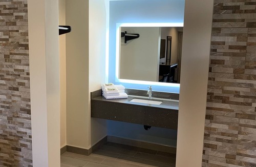 Bassett Hotel | Industry Inn & Suites