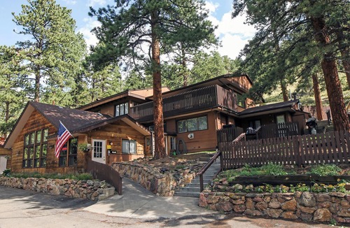 Estes Park Ski Chalet | Inexpensive Studio with King bed, Mountain Style decor, and patio with gas grill
