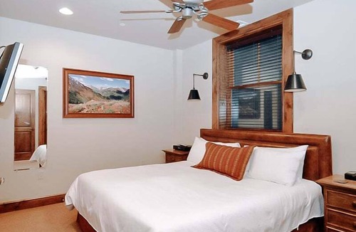 West End Hotel | Innsbruck Aspen | Deluxe One-Bedroom Garden Residence 01 w/Hot tub, Centrally located
