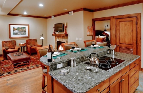 West End Hotel | Innsbruck Aspen | Deluxe One-Bedroom Garden Residence 02 w/Hot tub, Centrally located