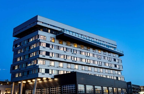 River North Art District Hotel | Inviting Boutique Hotel w/Rooftop Views, Plush Mattresses & Cozy Decor