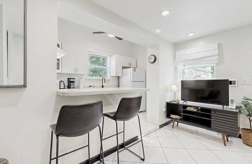 Parkside House | Inviting duplex with enclosed yard, fast WiFi, full kitchen, & W/D