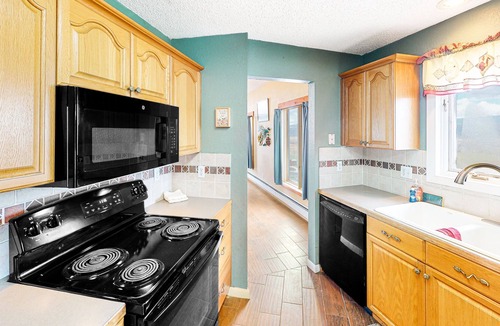 Gunnison House | Inviting home with mountain view, hot tub, fireplace & W/D -dog-friendly