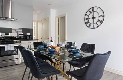 Clarkdale House | Jacuzzi, Parking, and Game Night Retreat with PS4 PacMan Darts Grill