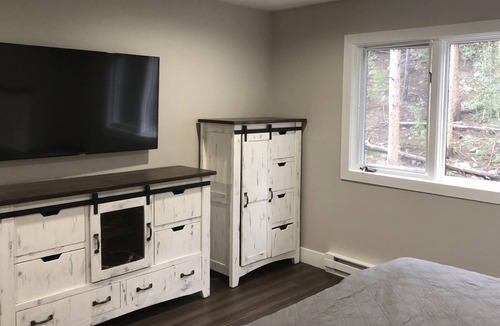Warrior's Mark Condo | JAN SALE 7 min walk 2 Peak 9 base/town Large 2 bed/bath condo sleeps 6 Hot Tub