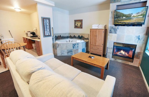 Estes Park Condo | Jetted Tub Suite with River View from Patio