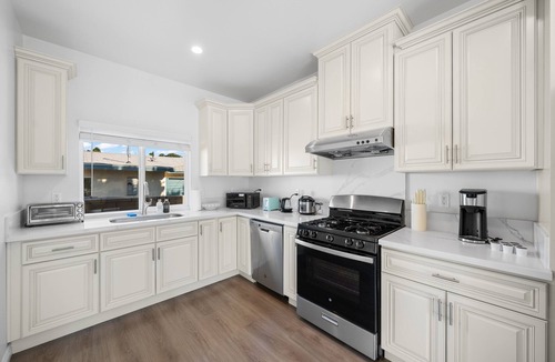 Alhambra House | Jie's 3b3b Modern Brand new home with harmony