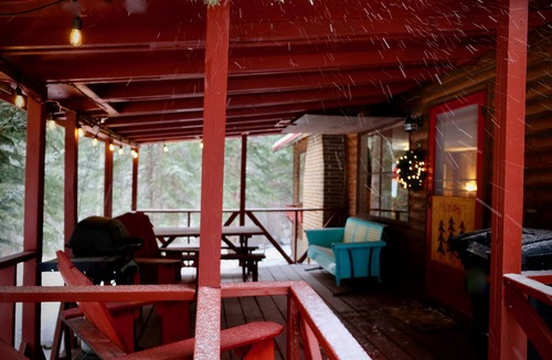 Empire Cabin | JungFrau Cabin, River Front, Easy Access, Secluded, Cozy Rustic Family Cabin