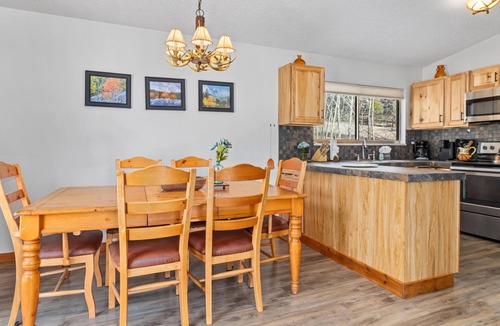 Carriage Hills Cabin | Kabina on Fish Creek - 2 bedroom cabin - quiet location