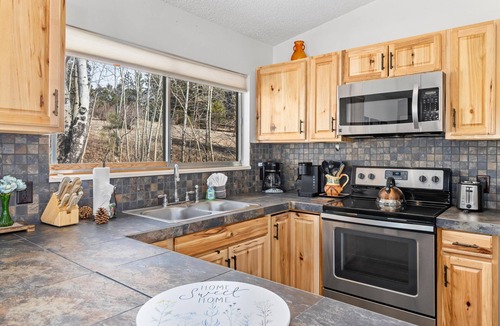 Carriage Hills Cabin | Kabina on Fish Creek - 2 bedroom cabin - quiet location