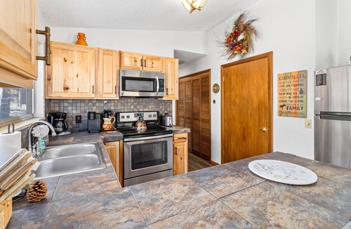 Carriage Hills Cabin | Kabina on Fish Creek - 2 bedroom cabin - quiet location