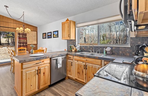 Carriage Hills Cabin | Kabina on Fish Creek - 2 bedroom cabin - quiet location