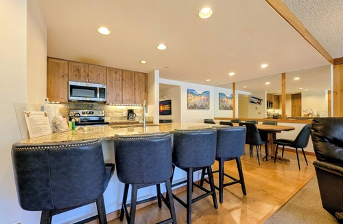 Lakeside Village Condo | Keystone Lake Stay | King Beds + Summer Fun