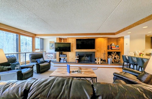 Lakeside Village Condo | Keystone Lake Stay | King Beds + Summer Fun